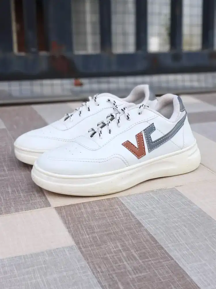 BOLEH NEGO TIPIS-Sepatu Sneakers Wanita Putih Aksen Logo Coklat-Abu