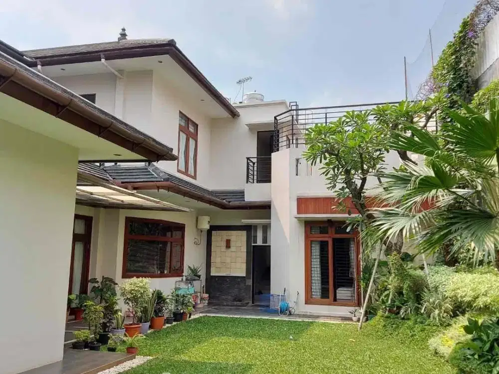 townhouse.   rmh. luas.  jual.  hnya. bln. ini.     hrg. bagus. lokasi.  aman.  24.  hr.  security.