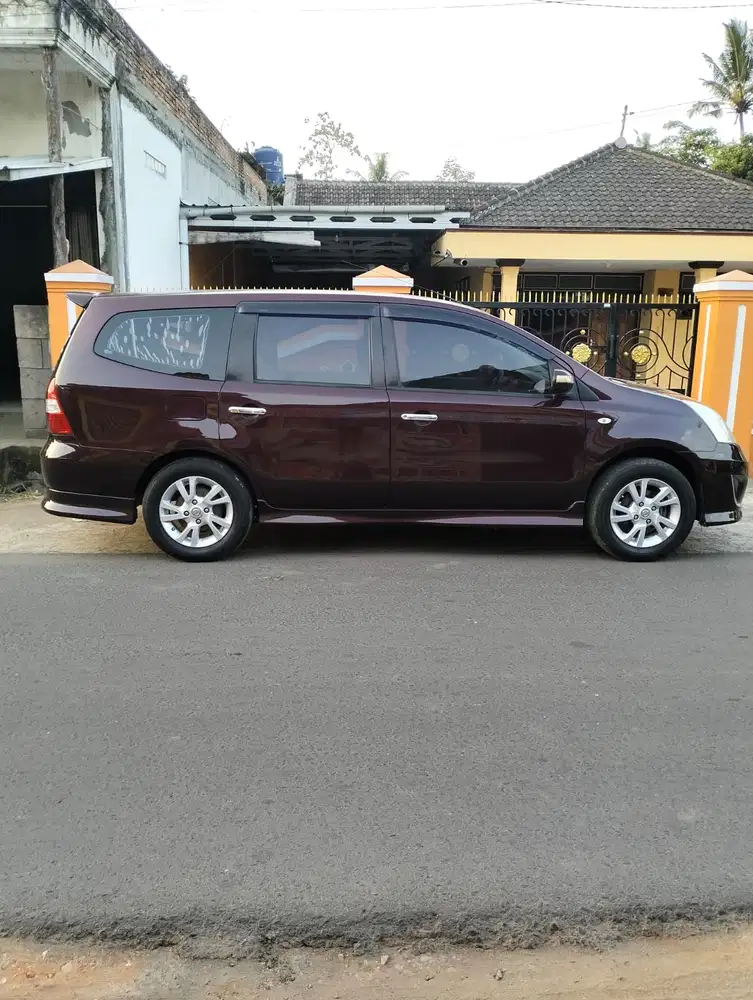 Nissan Grand livina 2011 Bensin