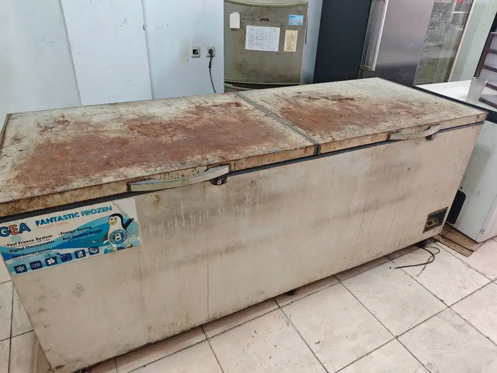 Chest Freezer GEA AB 1200 TX (1050 liter) bekas muat barang banyak