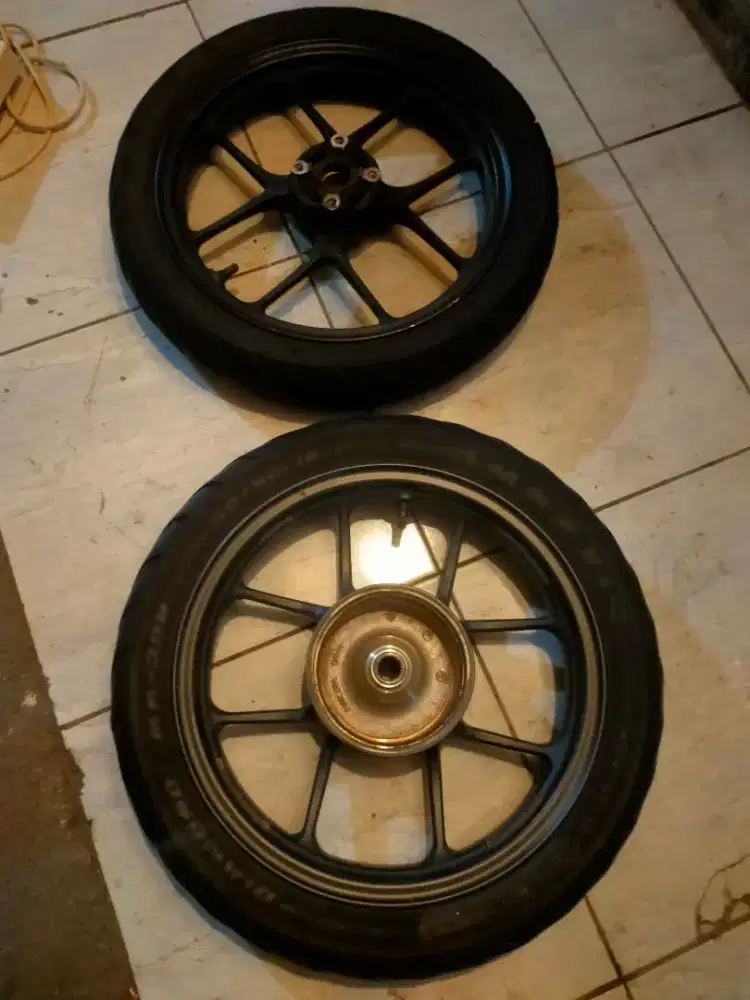 Roda motor Honda Vario 2014 tinggal pasang. Ban Masih layak. Tubles
