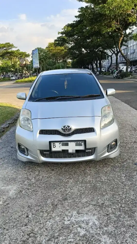Dijual TOYOTA YARIS E AT 2012 SILVER  MULUS