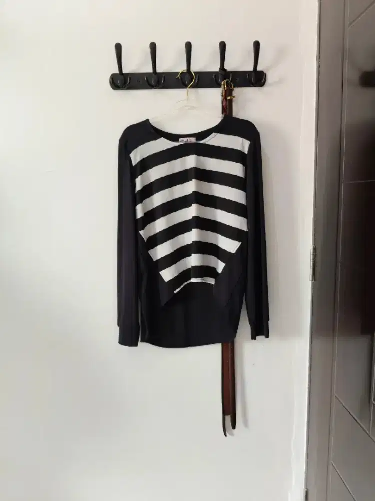 Kaos Hitam Putih Monochrome Stripes Garis
