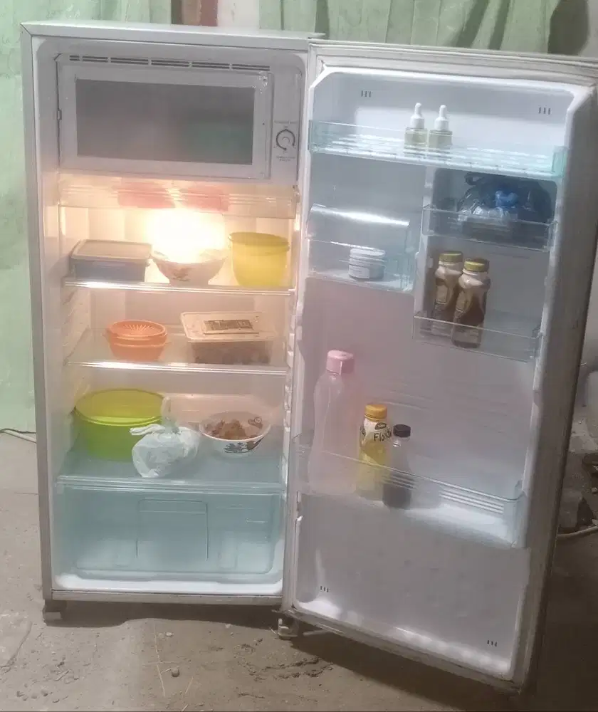 Kulkas 1 pintu SHARP.(Diantar Dalam Kota Padang Saja)