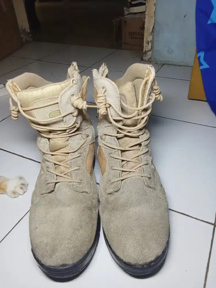 Sepatu delta ukuran 42
