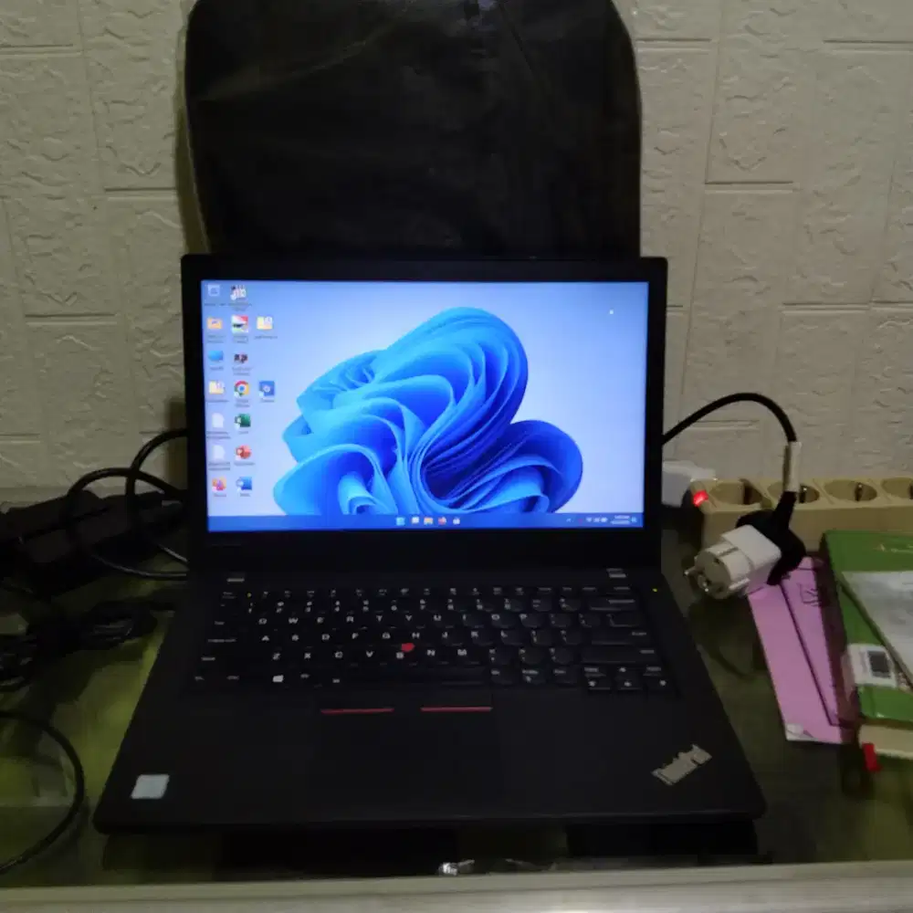 Lenovo thinkpad t470 core i5 ram 8gb sdd M2 128gb keyboard nyala
