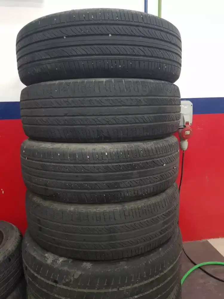 Di jual ban mobil masih sangat bagus