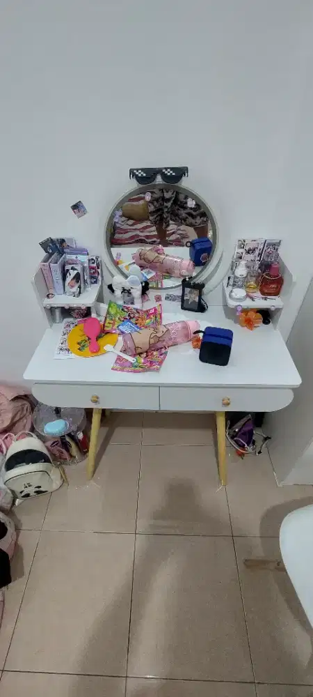 Meja rias meja belajar anak.ada lampu di kaca bagus