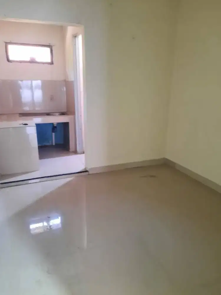 Di jual kotraan 3 pintu, Keramik Granit , plafon gipsun, AC