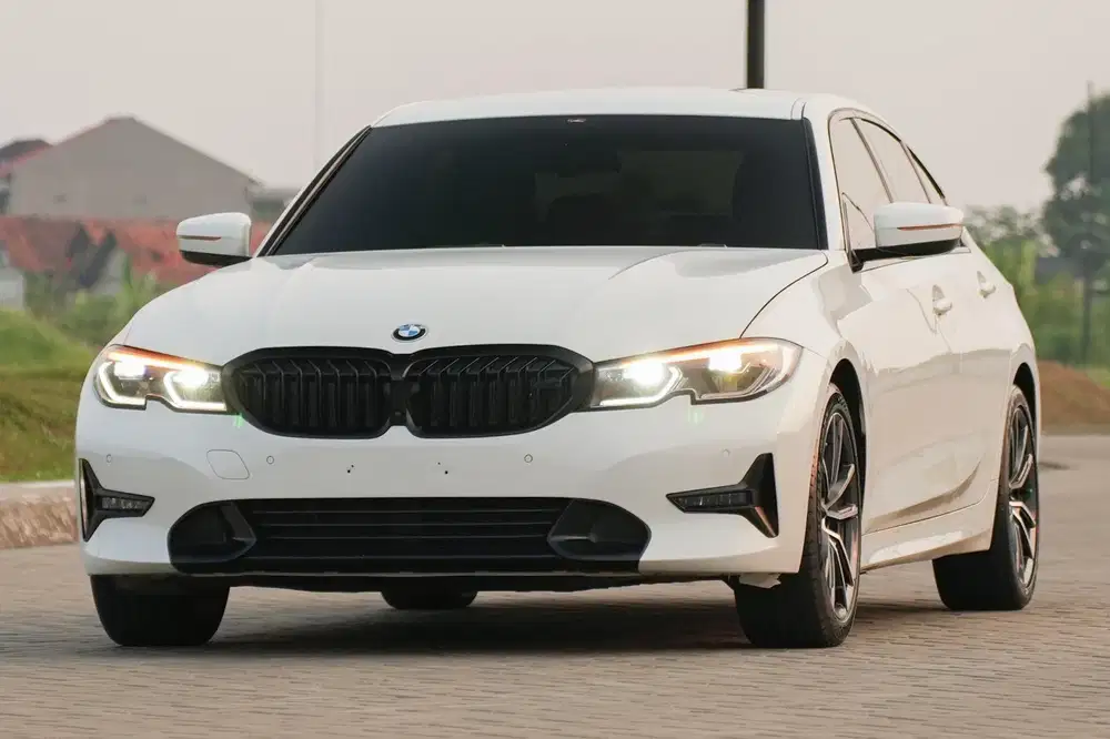 Storm Trooper! BMW 320i Sport 2021 New Model White! 330i c200