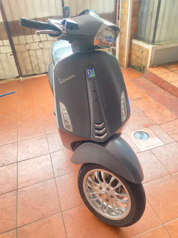 dijual  vespa sprint tahun 2021 regis 2022 warna abu abu km 30.000