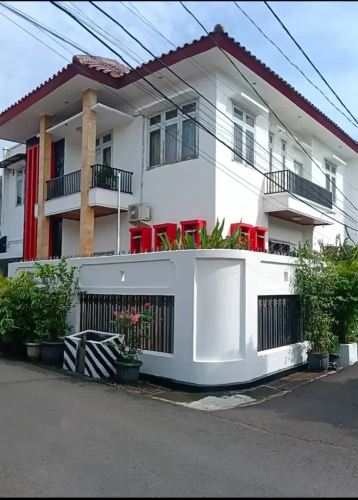 Rumah dijual 2 lantai Hoek dalam komplek