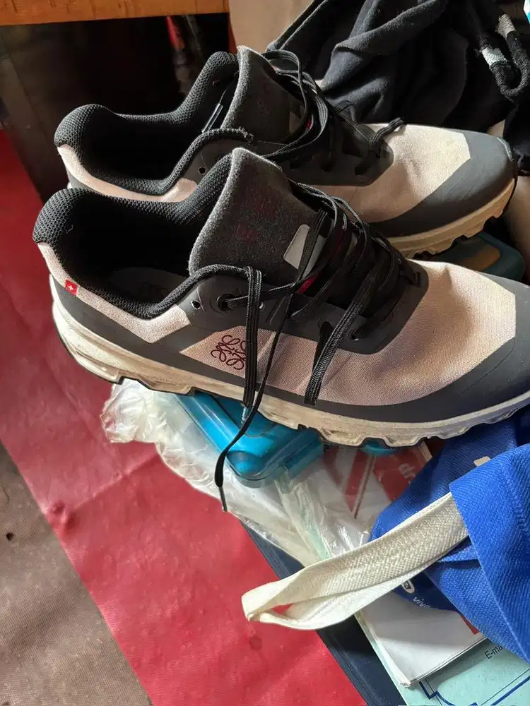 dijual sepatu cloudventure x loewe