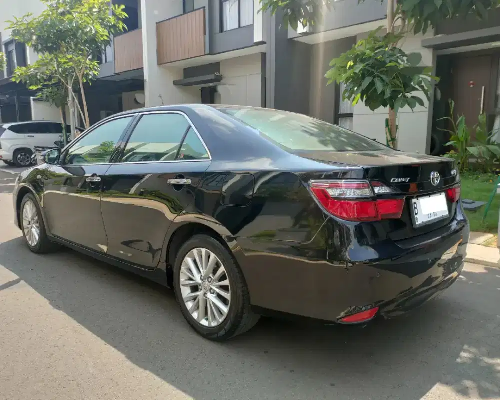 Dijual Toyota Camry V 2.5 AT 2015