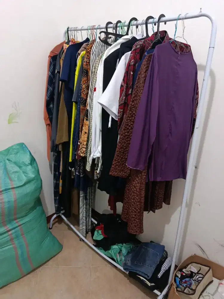 Gantungan baju besi