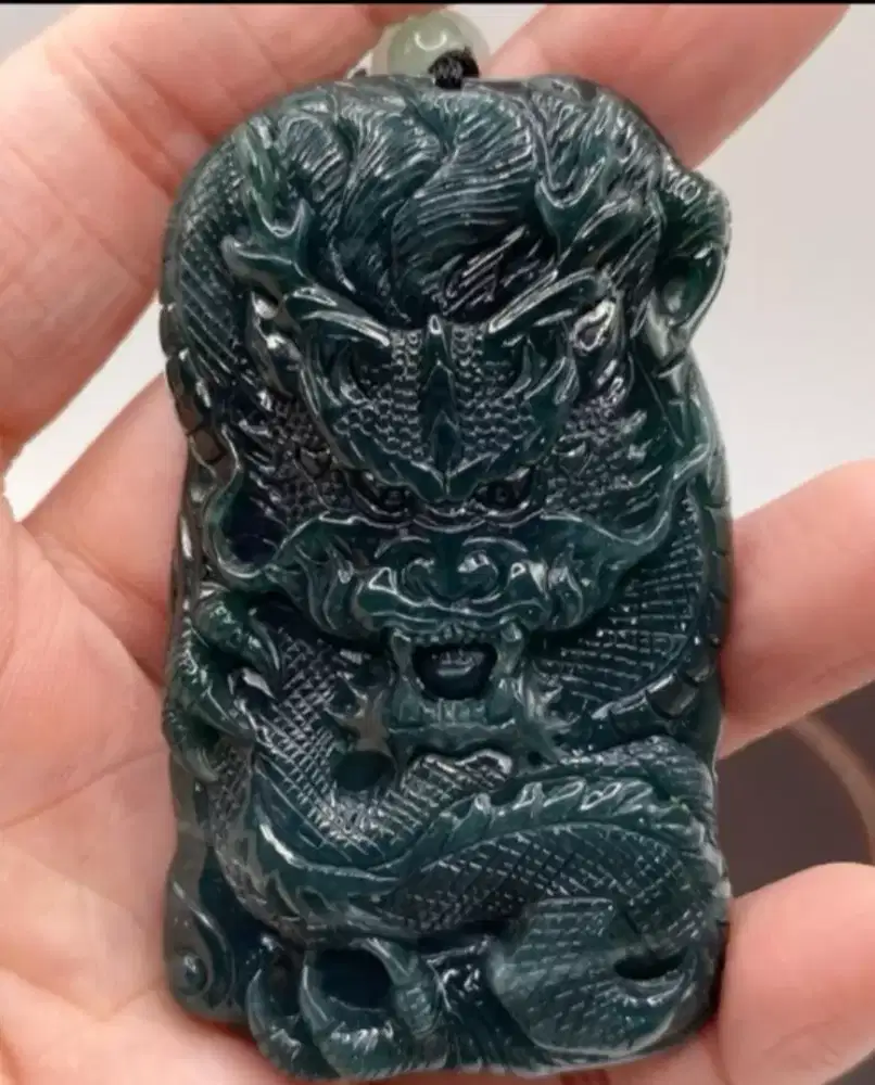 Jadeite jade giok Burma type A ukiran naga