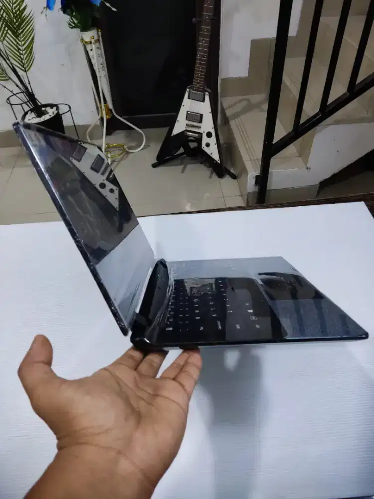 Laptop slim Avita Essential ssd layar slim bodi ringan