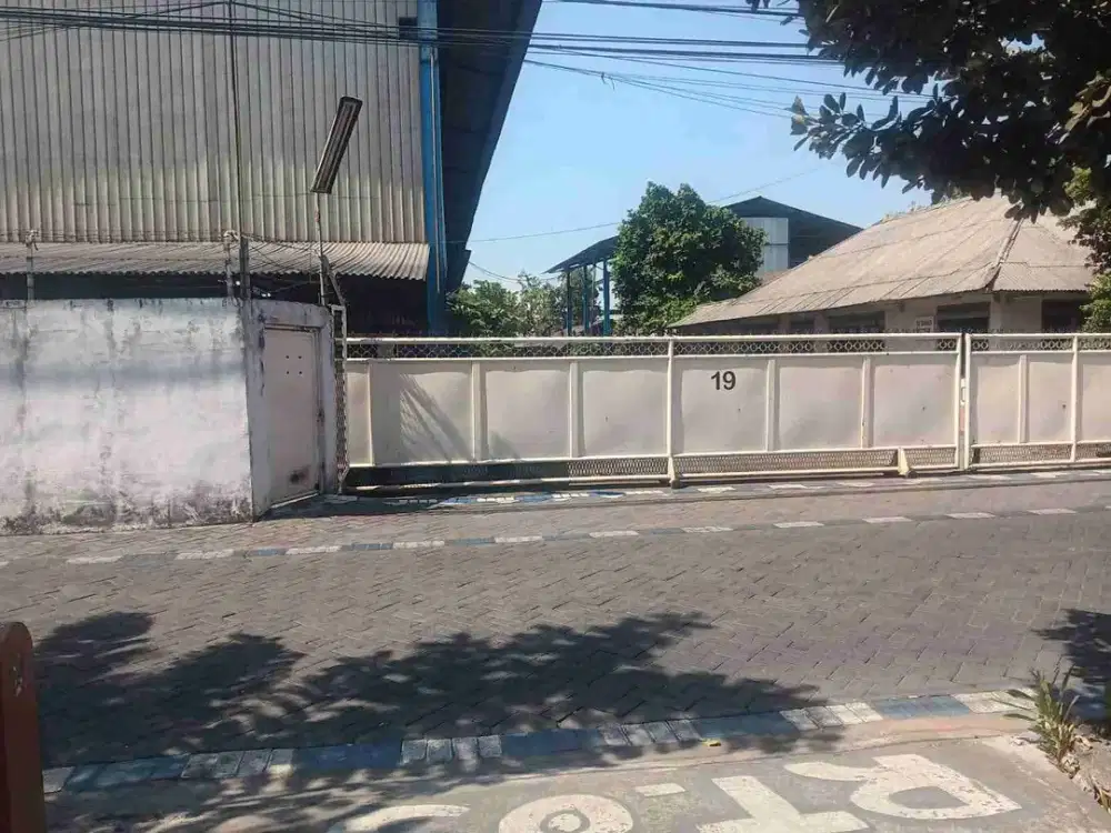 Gudang Dekat Jalan Raya Waru