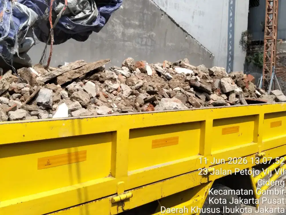 Buang puing dan tanah