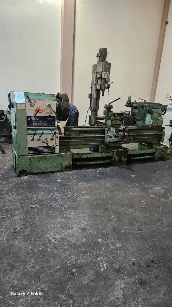 Dijual mesin bubut 2 mtr CHUSING