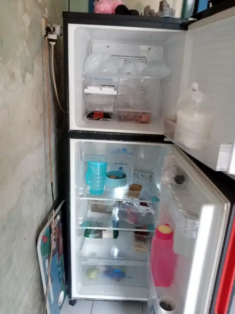 kulkas 2 pintu merk Aqua