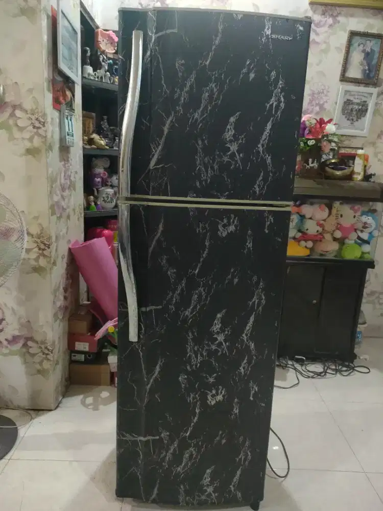Kulkas 2 pintu tinggi merk sharp siap pakai