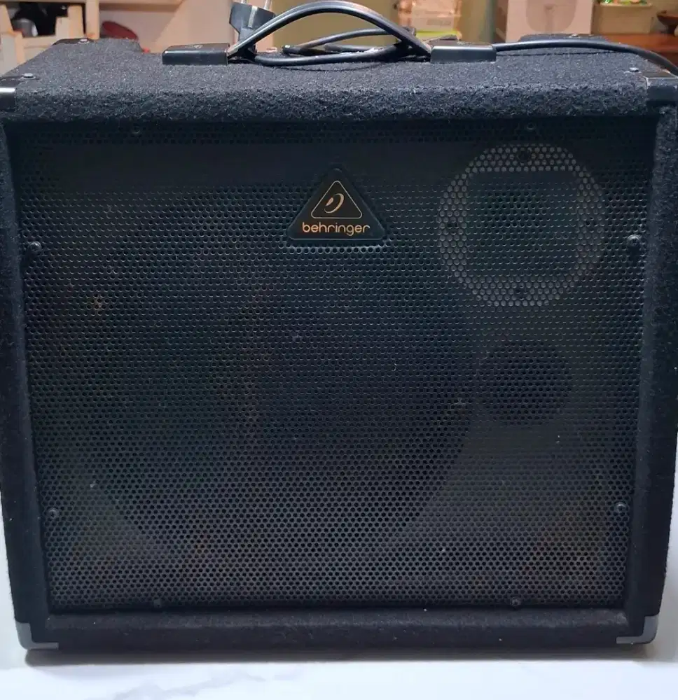 *Behringer keyboard Amplifier seri K900FX*