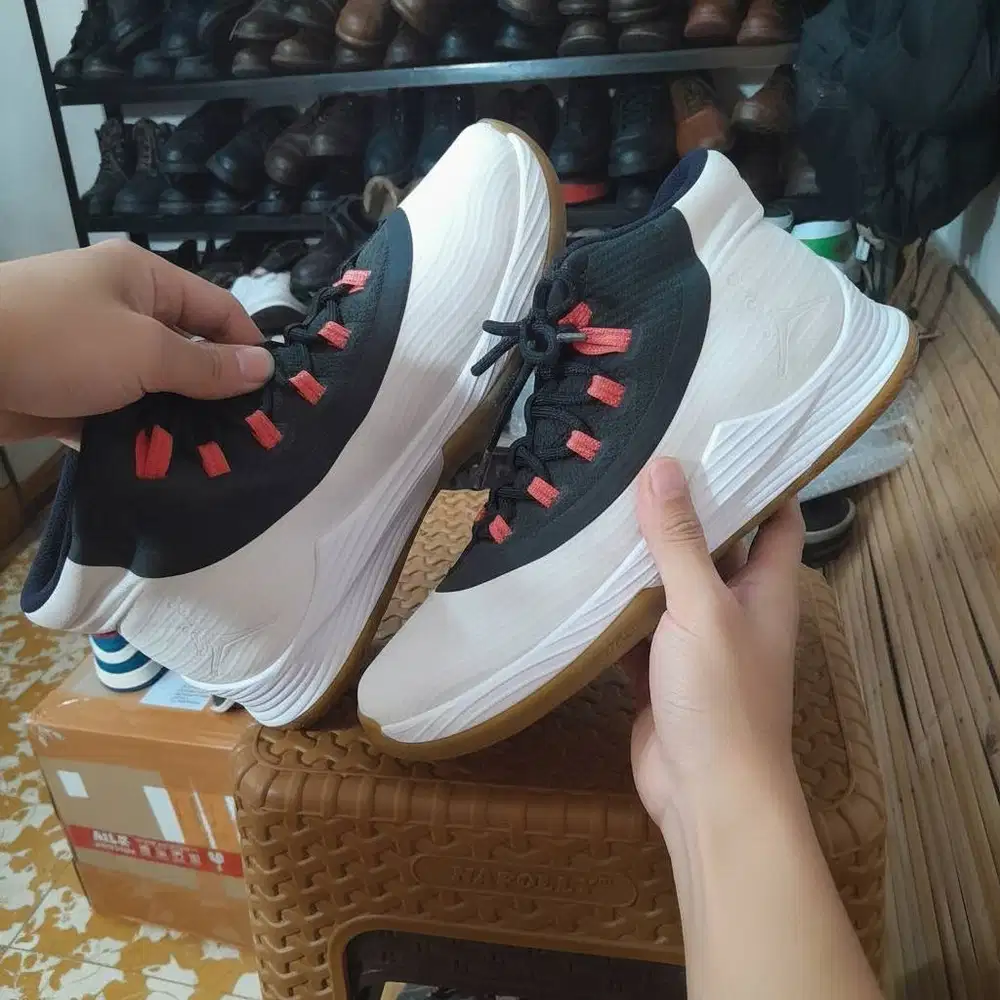 SEPATU SNEAKER BASKET NIKE