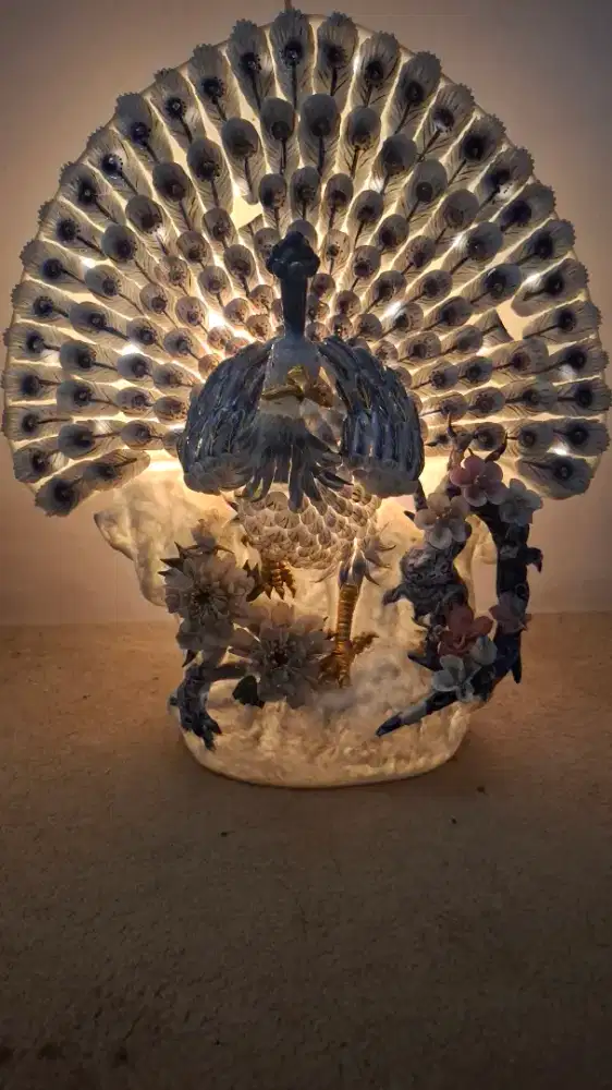 Patung merak lampu dalam