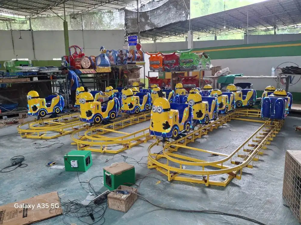 Kereta Panggung Lantai Minion