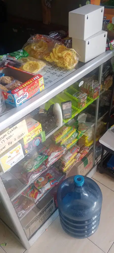 Etalase kaca bekas toko