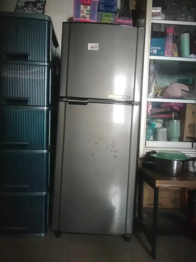 Kulkas 2 pintu Merk Toshiba Glacio