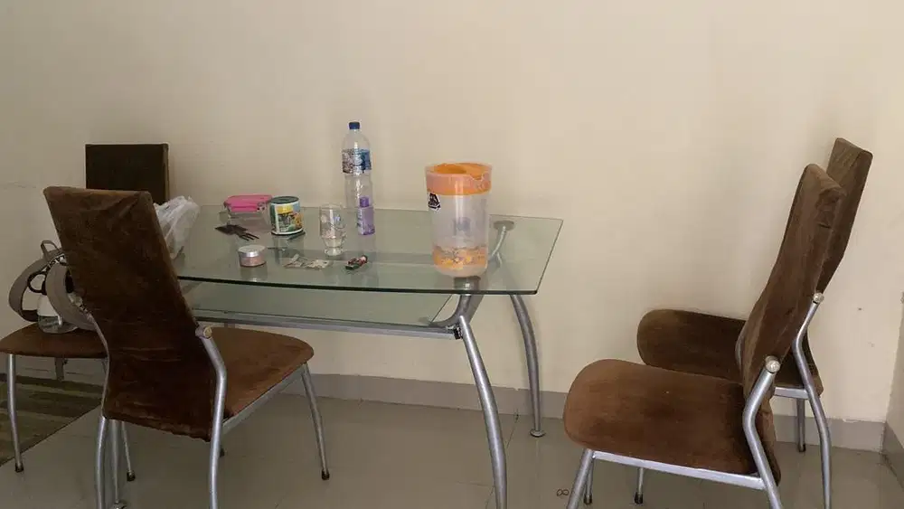Meja makan dan 2 kursi
