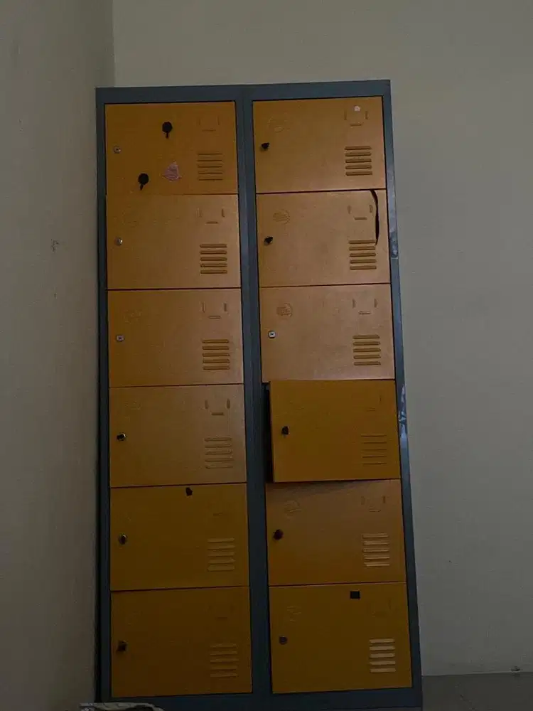 Lemari besi locker 12 laci