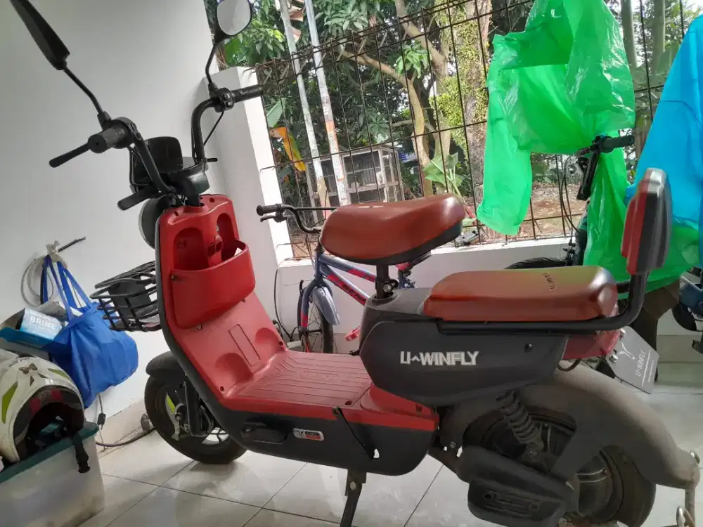 Sepeda listrik uwinfly warna hitam