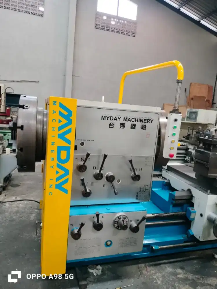 Mesin bubut Heavy duty