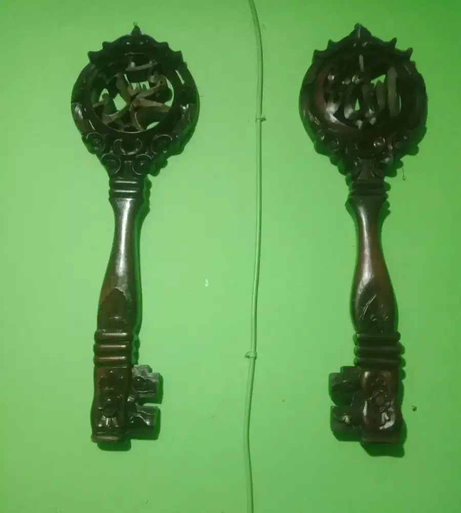 Hiasan dinding kunci kayu kati
