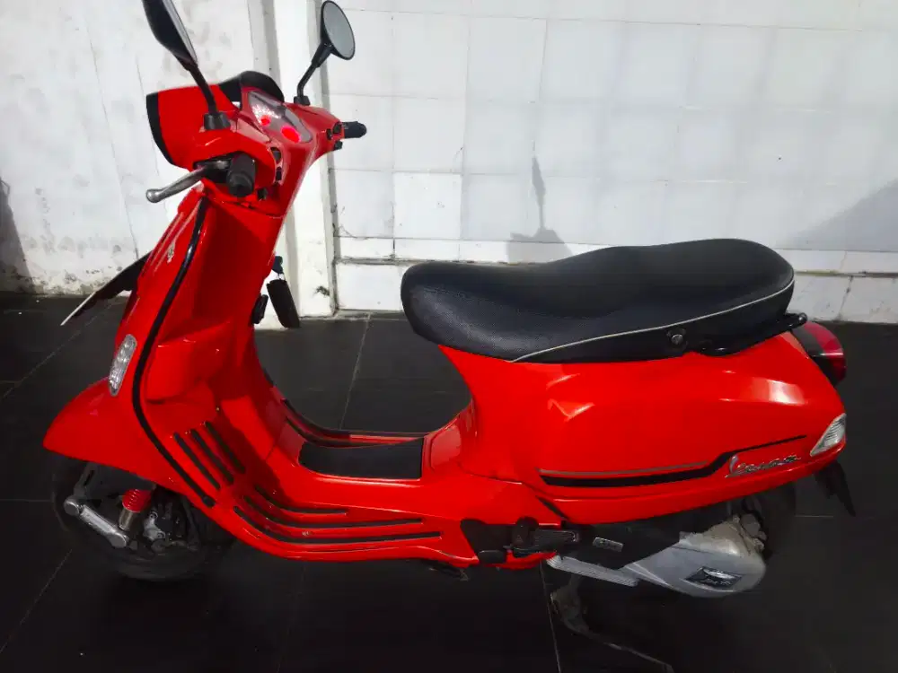 Vespa S 125 oranye