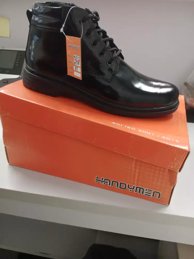 Sepatu handyman security