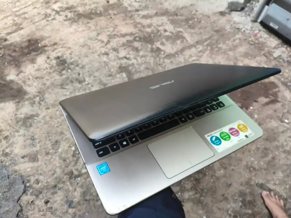 Laptop Asus VivoBook sudah SSD
