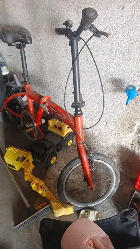 Sepeda lipat orange