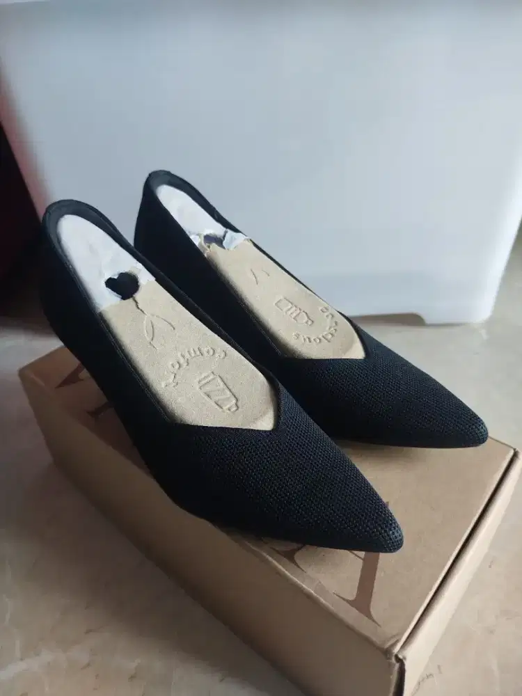 Preloved Sepatu Wanita VIVAIA Mid Heels ANNA Size 38 Hitam