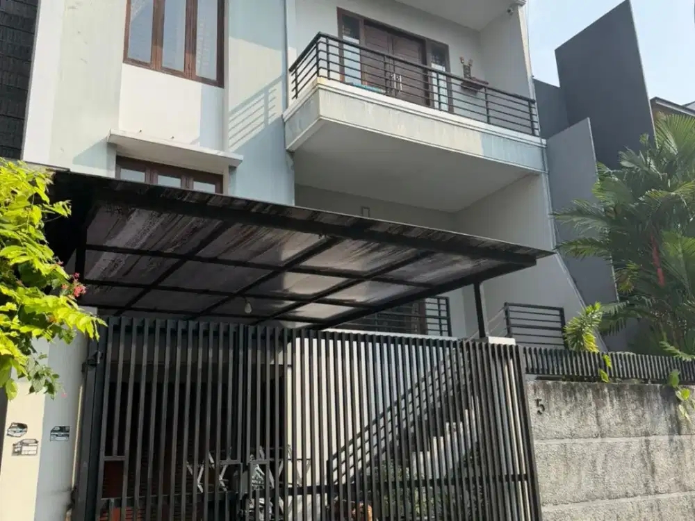 Dijual Rumah 3 Lantai Cantik Siap Huni di Permata Buana