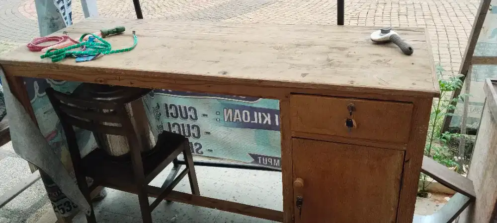 Meja Panjang Dengan Laci