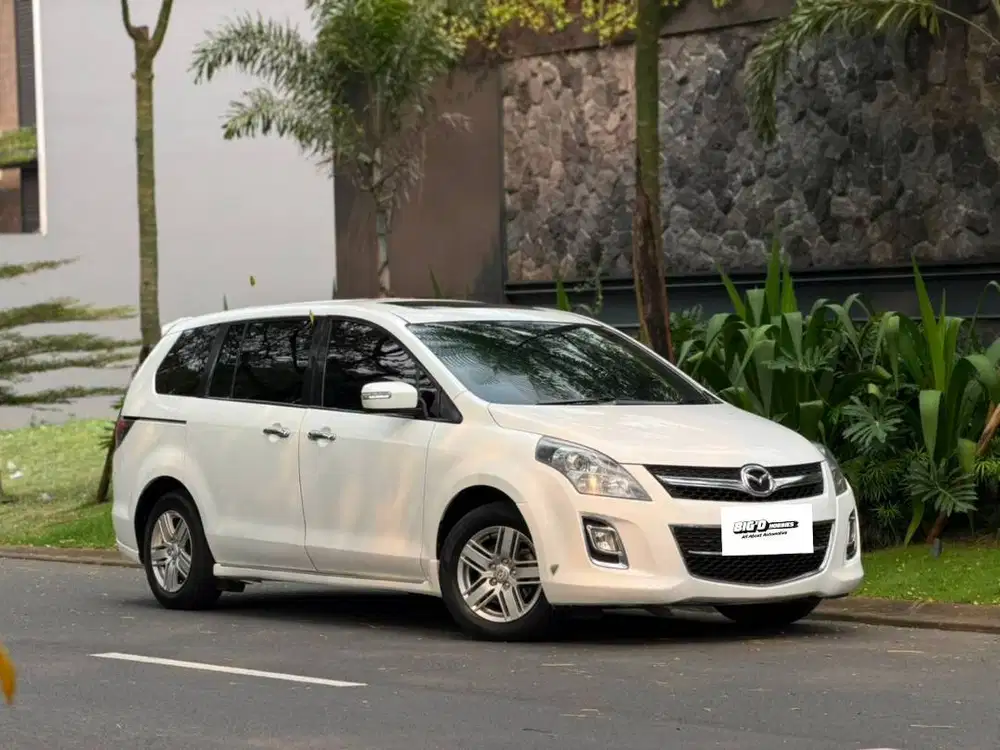 Mazda 8 2011 AT Sunroof Low.KM Mewah