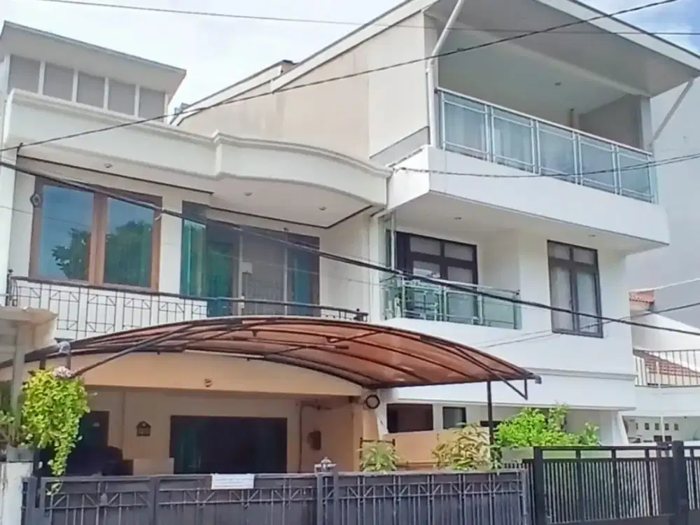 Rumah Depan Taman di Kompleks Premium Kelapa Gading, 2 Lantai, 4+1 KT, SHM, Semi Furnished