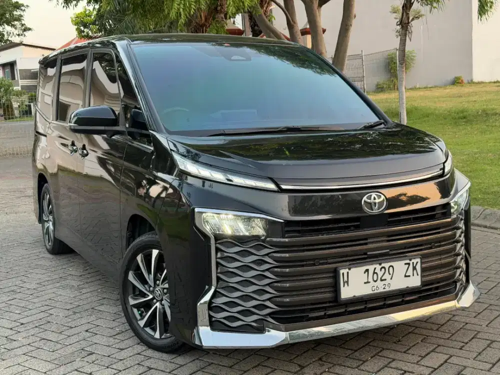 Toyota Voxy 2.0 AT Facelift 2022 DP minim