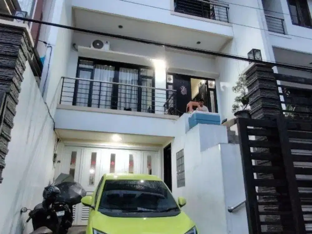 Jual Cepat Hunian Nyaman & Strategis 3 Lantai di Taman Ratu Jakarta Barat Semi Furnished