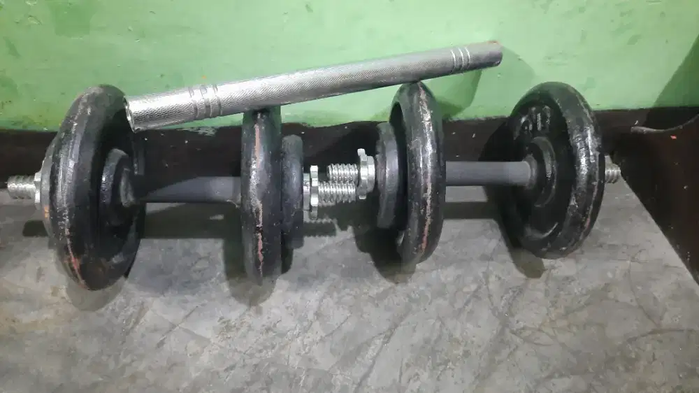 Sepasang barbell berat total 30 kg