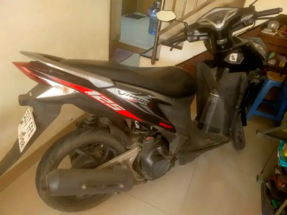 Honda Vario Tehno 125 Helm in -AT